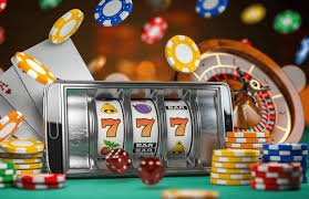 Dealer Sic Bo king138 menunjukkan hasil dadu dalam permainan live dengan streaming berkualitas tinggi